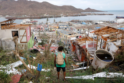 San Andrés (Colombia). Un hombre observa los daños que dejó el huracán Iota.