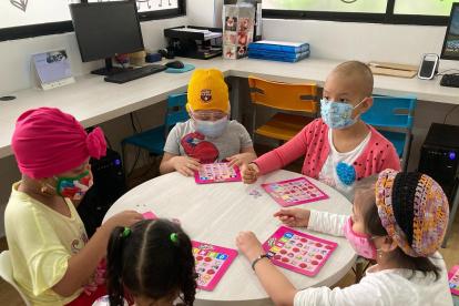 En la sala de juegos de Solca, los niños participan en diferentes actividades mientras esperan por sus consultas o el momento de sus terapias.