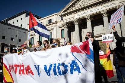 MADRID, 15/11/2021.- Concentración en apoyo a la oposición cubana a las puertas del Congreso de los Diputados en Madrid EFE/Luca Piergiovanni