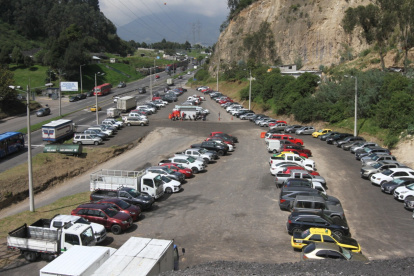 Parqueos. El estacionamiento de borde de Zámbiza se llena casi en su capacidad máxima.