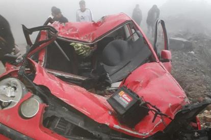 Este vehiculo fue víctima de la caída de rocas en esa peligrosa vía que une a la costa con el Austro.
