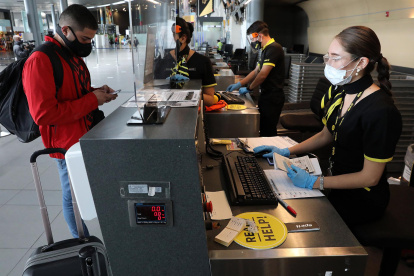 Imagen de archivo de un pasajero se registra para tomar su vuelo.