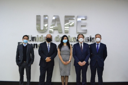 Cita Los representantes de GAFILAT junto con Carla Mera Proaño, directora de la UAFE.