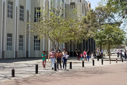 Padres de familia y escolares acuden al centro de vacunación del colegio nacional Vicente Rocafuerte, de Guayaquil, este martes 16 de noviembre de 2021.