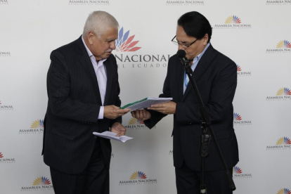 Asamblea. El ministro Marcelo Cabrera entregó información al legislador Fernando Villavicencio, presidente de la Comisión de Fiscalización.