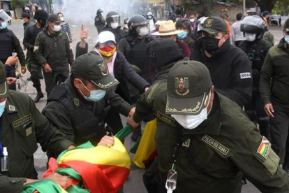 Policías bolivianos hacen frente a protestas antigubernamentales
