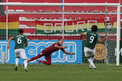 Marcelo Martins (d) de Bolivia falla un penalti ante Fernando Muslera de Uruguay, durante un partido de las eliminatorias sudamericanas rumbo al Mundial de Qatar 2022.