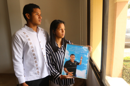 JHON JAIRO Y GIOMAYRA CAMPUZANO, FAMILIARES DE ASESINADO EN LA PENITENCIARÍA....FD: MIGUEL CANALES...16-11-2021