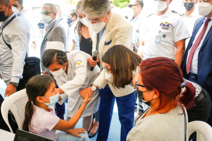 El presidente ecuatoriano Guillermo Lasso (c), recorre un centro escolar hoy en Guayaquil (Ecuador).