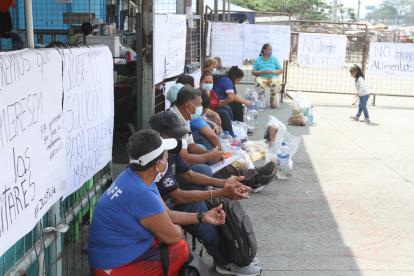 Familiares de personas detenidas en la Penitenciaría del Litoral aguardan información sobre el estado de sus parientes. Exigen se paren las muertes.