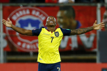 Pervis Estupiñán de Ecuador celebra el primer gol ante Chile en el estadio San Carlos de Apoquindo