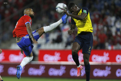 El jugador de la seleccion chilena Arturo Vidal golpea a Félix Torres durante el partido clasificatorio al mundial de Qatar 2022. Por esa acción se fue expulsado