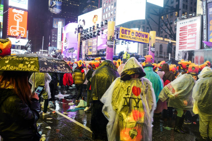 Vista de personas celebrando el año nuevo en Times Square, Nueva York, en 2018