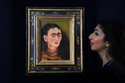 El personal de una casa de subastas de Sotheby"s con el último autorretrato del "busto" de la artista mexicana Frida Kahlo, titulado "Diego y yo" (Diego y yo), en Sotheby"s en Londres, Gran Bretaña, el 21 de octubre de 2021.