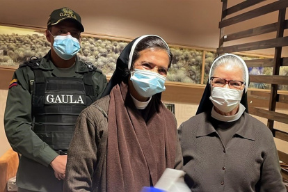 Fotografía cedida por el Gaula de la Policía de Colombia de la religiosa Gloria Cecilia Narváez (c) a su llegada al aeropuerto El Dorado de Bogotá (Colombia).