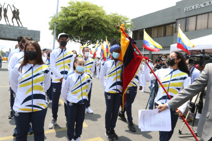La patinadora María Loreto fue quien llevó la bandera ecuatoriano en reemplazo de la luchadora, Lucía Yépez.