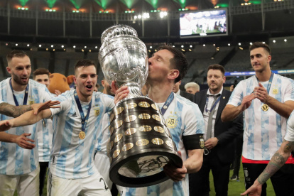 Lionel Messi de Argentina besa, el 10 de julio de 2021, el trofeo de la Copa América, tras la final de la Copa América contra Brasil en el estadio Maracaná de Río de Janeiro (Brasil).