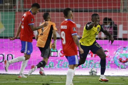 Moisés Caicedo (derecha) celebra el segundo gol ecuatoriano ante Chile. El volante recuperó el nivel que tenía en el inicio de las eliminatorias gracias a que cambió de club y ahora tiene más minutos de competencia.
