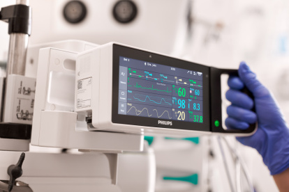 Un monitor portátil permite supervisar a los pacientes sin interrupción ni conexión de cables.