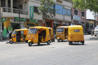 RECORRIDO TRICIMOTEROS Y ENCUESTAS PERIODISTA : JUAN DANIEL PONCE FECHA : 16/11/2021 Agencia (ag-extra)