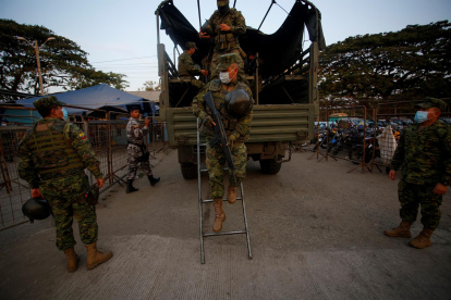 Militares ecuatorianos llegan a la Penintenciaría del Litoral, en Guayaquil (Ecuador), tras una violenta masacre el pasado sábado que dejó 68 reos muertos, en una fotografía de archivo.