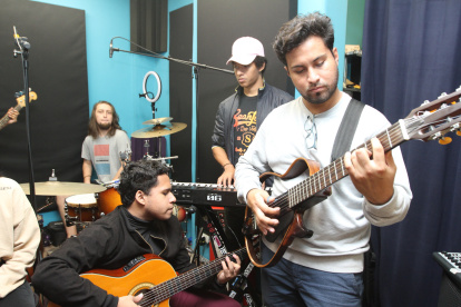 Desde su llegada a Ecuador, Chalén se dedicó a armar repertorios que llamen la atención de los jóvenes.