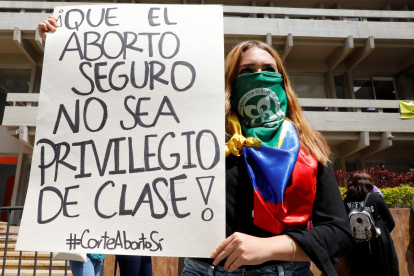 Manifestantes participan de una protesta que apoya la despenalización del aborto, frente a la sede de la Corte Constitucional hoy en Bogotá (Colombia).
