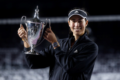 La española Garbiñe Muguruza posa con el trofeo de campeona del torneo de la Akron WTA Finals en Guadalajara.