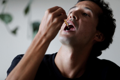 El chef Carlos Ossa toma unas gotas de cannabis medicinal durante una entrevista con Efe, el 25 de octubre de 2021 en Ciudad de Panamá (Panamá).