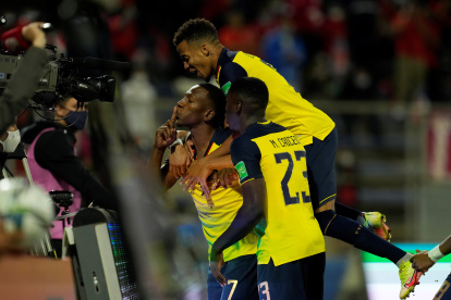Pervis Estupiñán (c) de Ecuador celebra un gol mandando a callar a sus detractores.