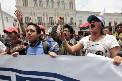 Estudiantes universitarios ecuatorianos protestando frente al Palacio de Gobierno en Quito (Ecuador), en una fotografía de archivo.