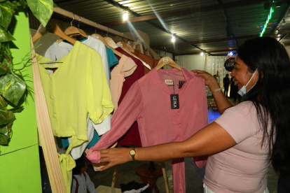 Indumentaria. El grupo está conformado por diez costureras de diferentes sectores del cantón. Ellas anhelan que más mujeres se sumen y que la marca llegue a otras ciudades como Guayaquil. 2. Iniciativa. Para poder mostrar su talento, las artesanas prestan las máquinas y un salón de eventos donde desfilan otras mujeres. 
========