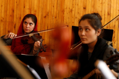 Estudiantes del Instituto Nacional de Música de Afganistán asisten a clase en Kabul (Afganistán).