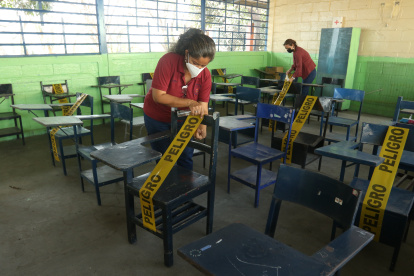 Padres de familia de la escuela Ángel Felicísimo Rojas, limpian y desinfectan las aulas del plantel.