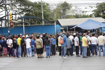 Familiares de presos en distintos pabellones se congregaron en los exteriores de la Penitenciaría del Litoral tras conocerse que hubo una masacre el 13 noviembre.