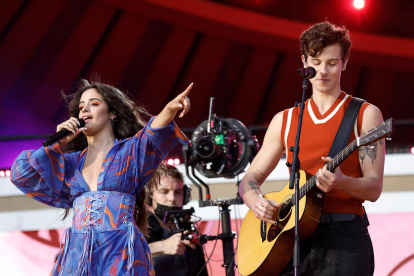 Mendes, de 23 años y Cabello, de 24, se conocen desde hace al menos seis años cuando lanzaron juntos su primera colaboración musical, "I Know What You Did Last Summer".