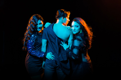 La obra plantea el dilema de una amistad que debe sobreponerse a los enredos, confesiones y recuerdos.