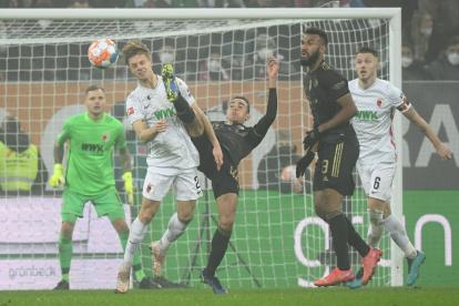 El Augsburgo dio la primera sorpresa del fin de semana al derrotar al campeón vigente, Bayern de Múnich.