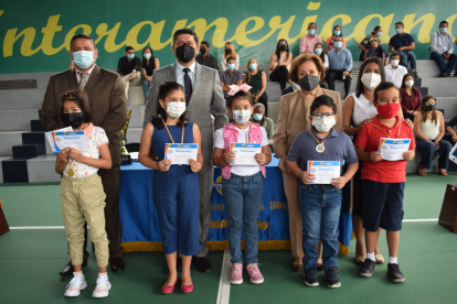Un grupo de estudiantes que participaron en el certamen mundial de matemáticas.