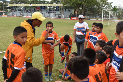 Carlos Ortega (naranja) y Jahaira Rodríguez (blanco) son los formadores del club Semillitas.
