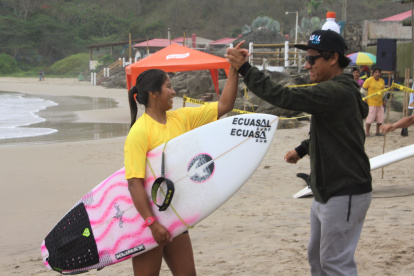 La surfista (i) oriunda de Engabao ganó dos títulos en el último torneo de Montañita.