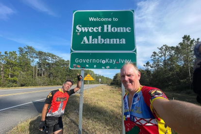 El pastor evangélico Doug Pagitt (d) a su llegada al estado de Alabama, en un recorrido de nueve semanas.
