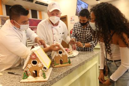 Opción. Unos clientes ven la propuesta de la tradicional panadería y pastelería California para este diciembre.
