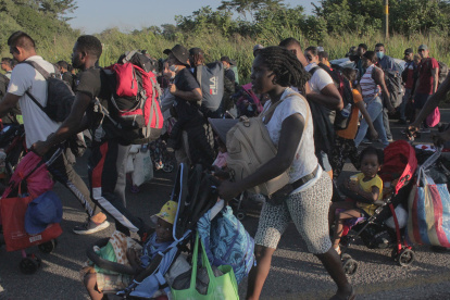 Migrantes centroamericanos caminan en una nueva caravana en el municipio de Tapachula, en el estado de Chiapas (México).  EFE/Juan manuel Blanco