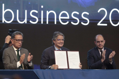 Fotografía cedida por la Secretaria de Comunicaciones de Presidencia del presidente de Ecuador, Guillermo Lasso (c) rodeado por varios ministros mientras firma dos decretos para agilizar las inversiones en su país, hoy en Quito (Ecuador).