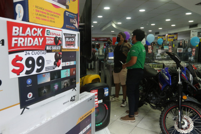 Los locales comerciales en Guayaquil ya muestran las ofertas para atraer a los clientes.