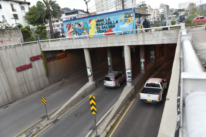 Riesgo. El detenerse en los pasos a desnivel se ha transformado en un peligro en varios lugares de la capital.