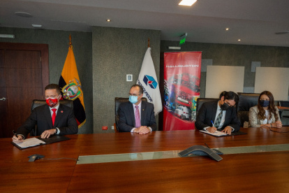 Halliburton y Petroecuador suscribieron el contrato para perforar más pozos petroleros.