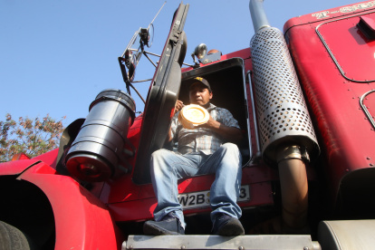 Armando Gutiérrez disfruta su almuerzo en tarrina, un arroz con seco de pollo, antes de emprender su viaje a la Amazonía.