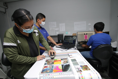 Laura Pin, alumna del Instituto Tecnológico Superior Guayaquil, pone en práctica lo que ha aprendido en el aula. Lo hace en una empresa a la que acude de lunes a viernes.